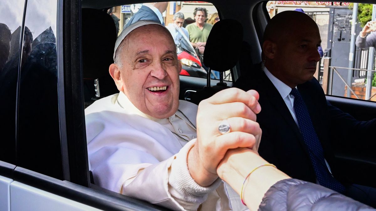 „Jsem naživu!“ Papež František opustil nemocnici v dobré náladě